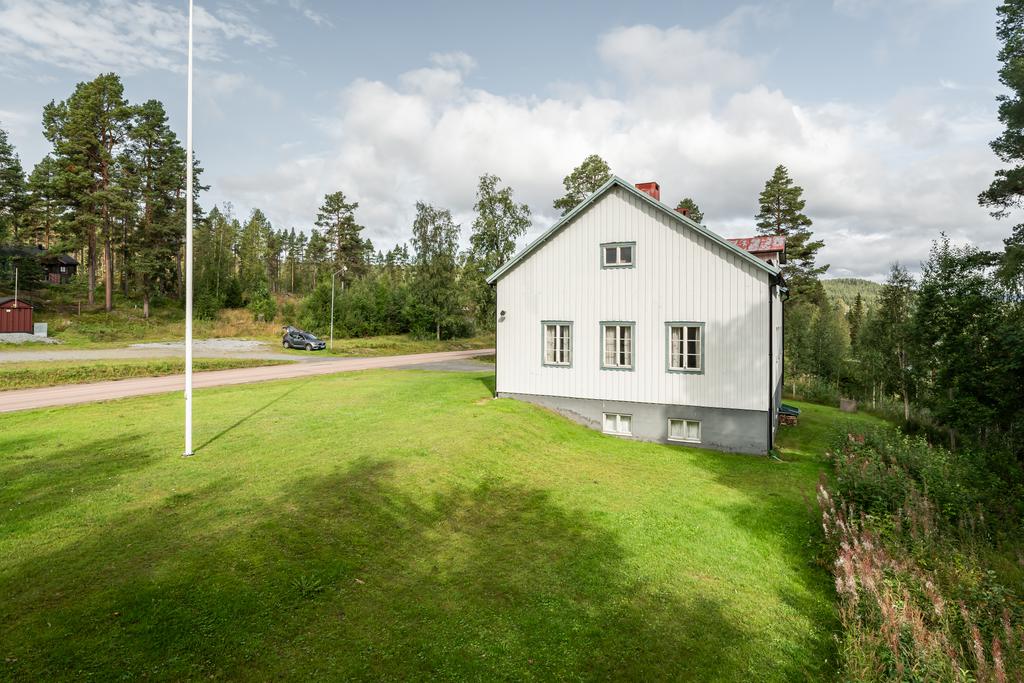 Husets gavel och parkeringsmöjligheter på andra sidan vägen