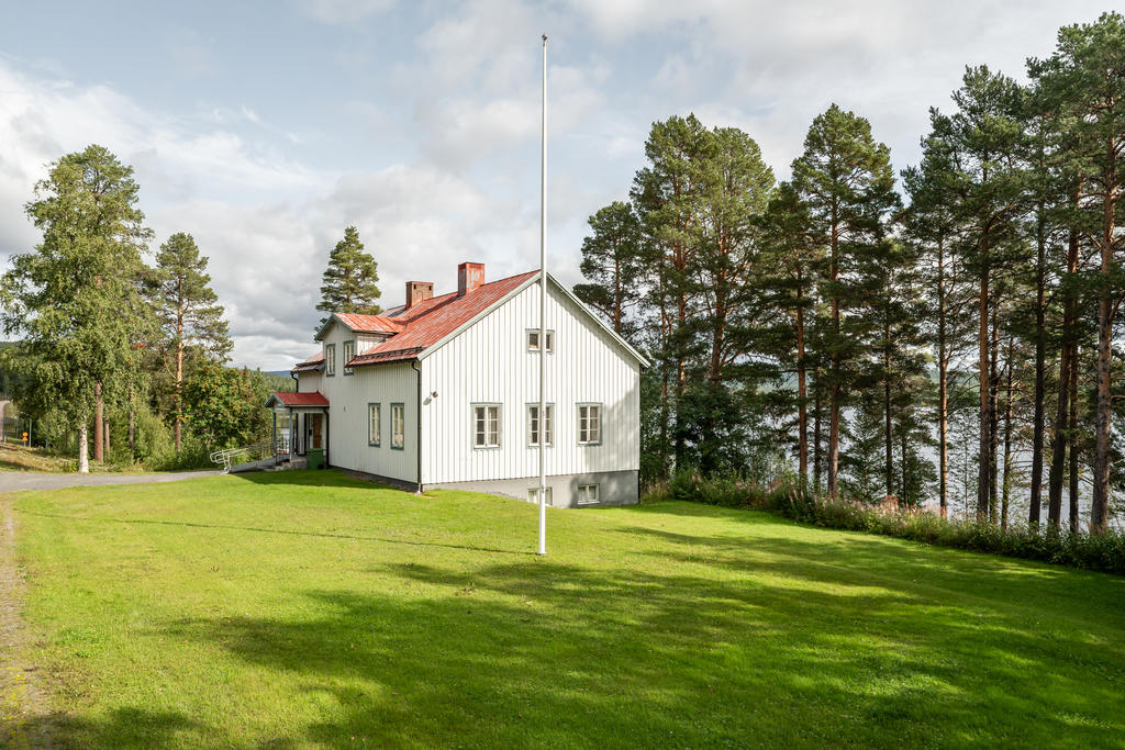 Stora grönytor runt huset