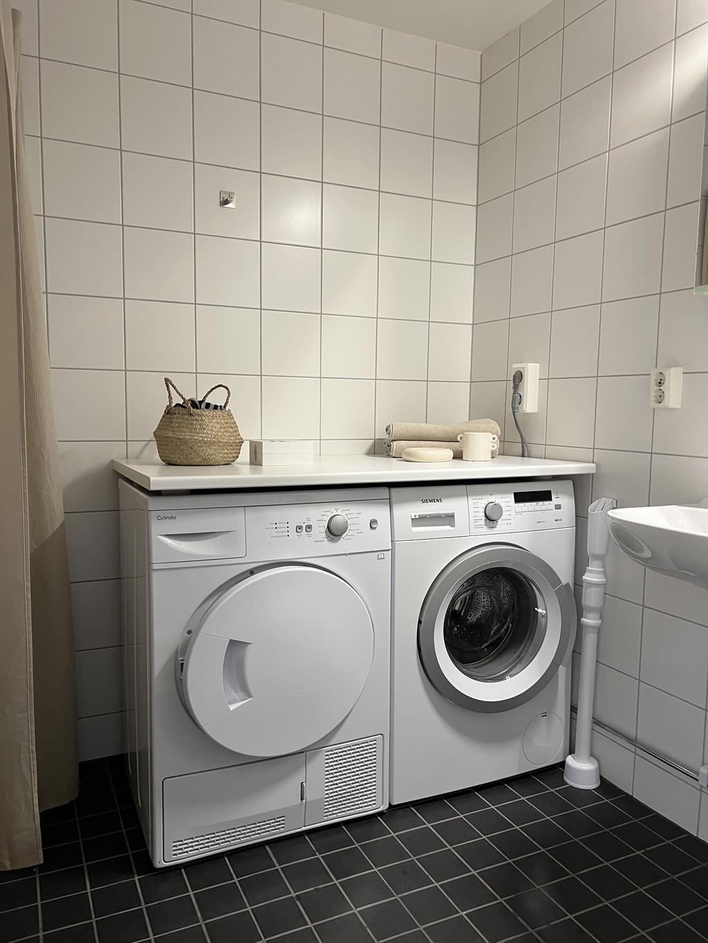 Sedan fotografering gjordes har säljarna installerat torktumlar och ovanliggande arbetsyta i badrummet