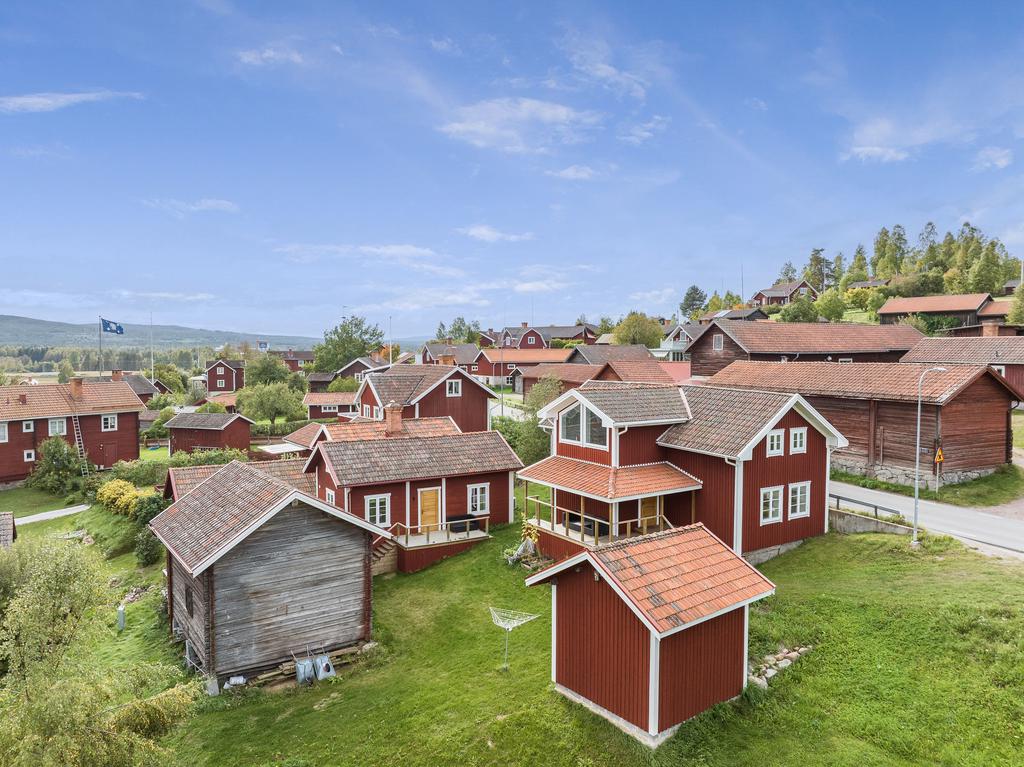 Här finns bostadshuset, gäststuga, liten timmerlada och trädgårdsförråd.