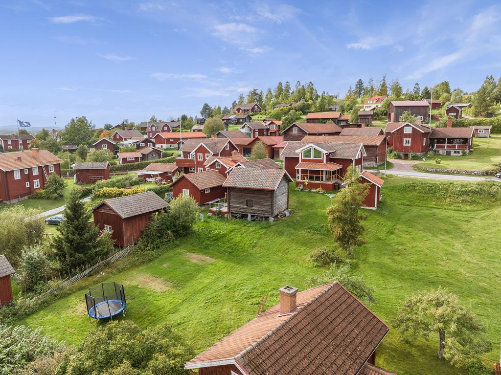 På två av sidorna på gården finns det plana gräsytor för blek eller odling. Här har ni också barnens pulkabacke vintertid.