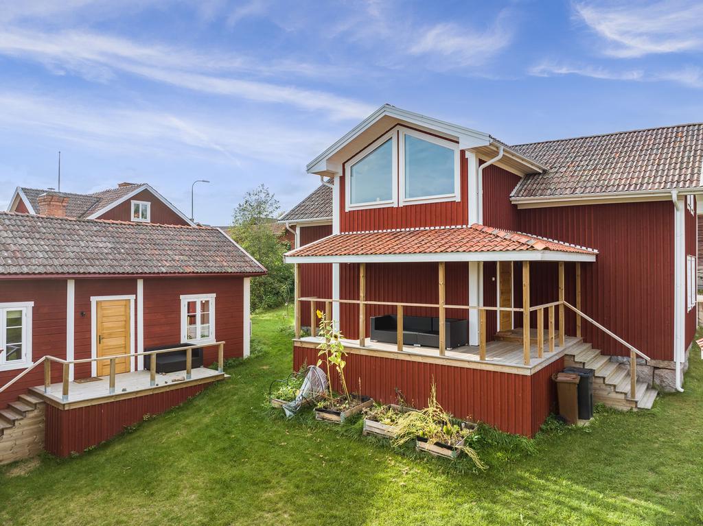 Flertalet små uteplatser.
