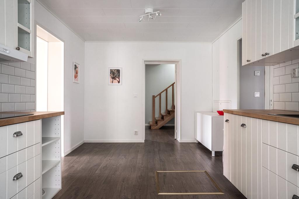 Köket sett mot hallen.