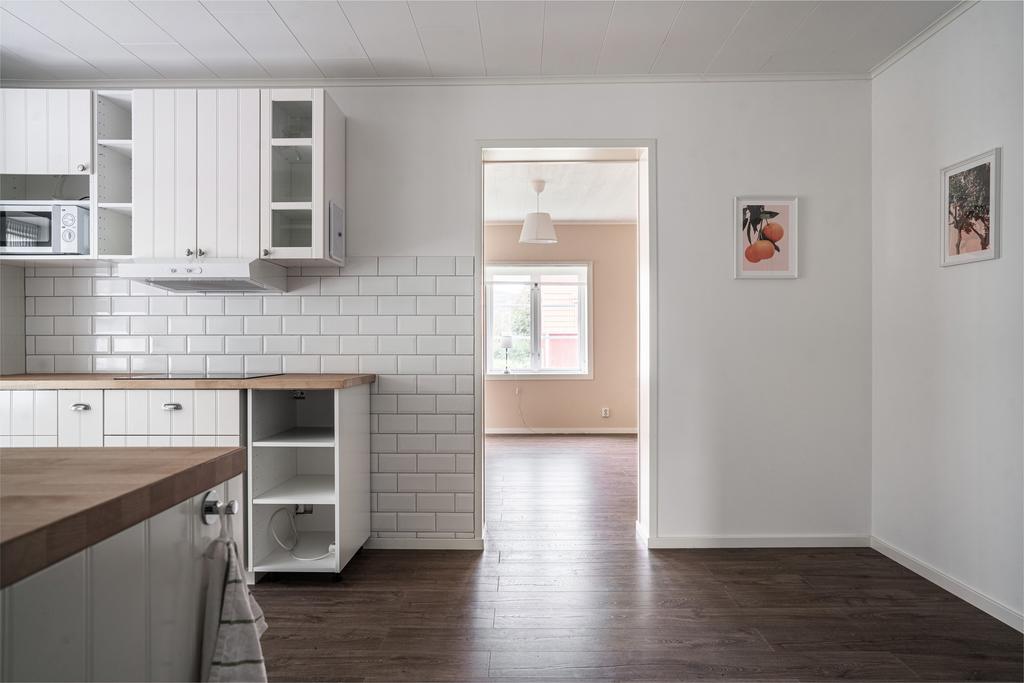 Från köket mot vardagsrummet.