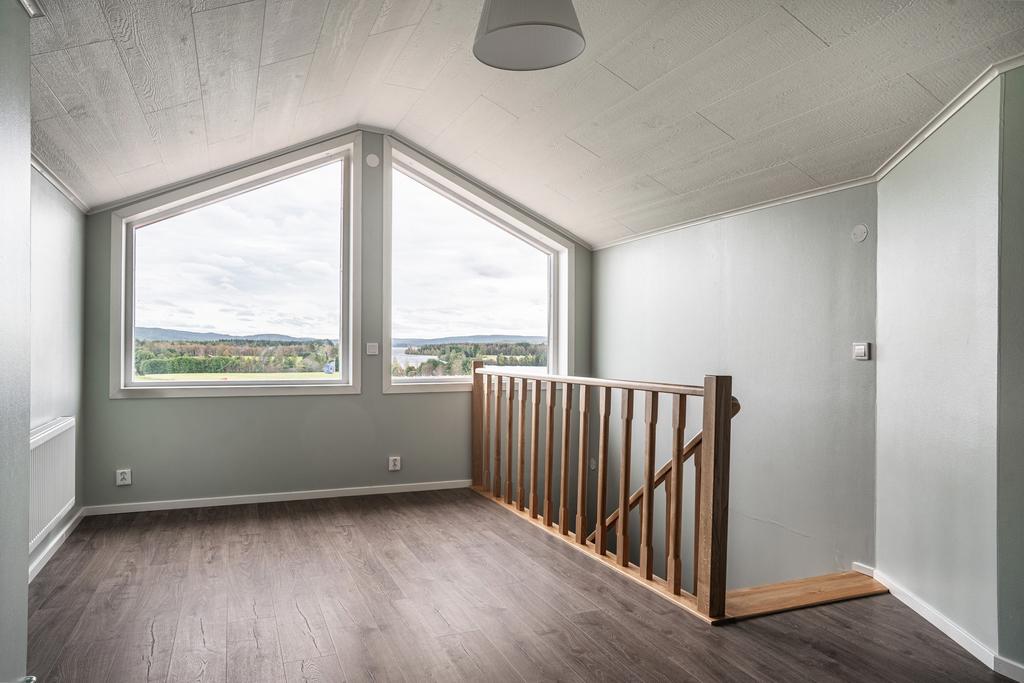 Det härliga allrummet på övervåningen med panorama fönster mot den fantastiska utsikten.