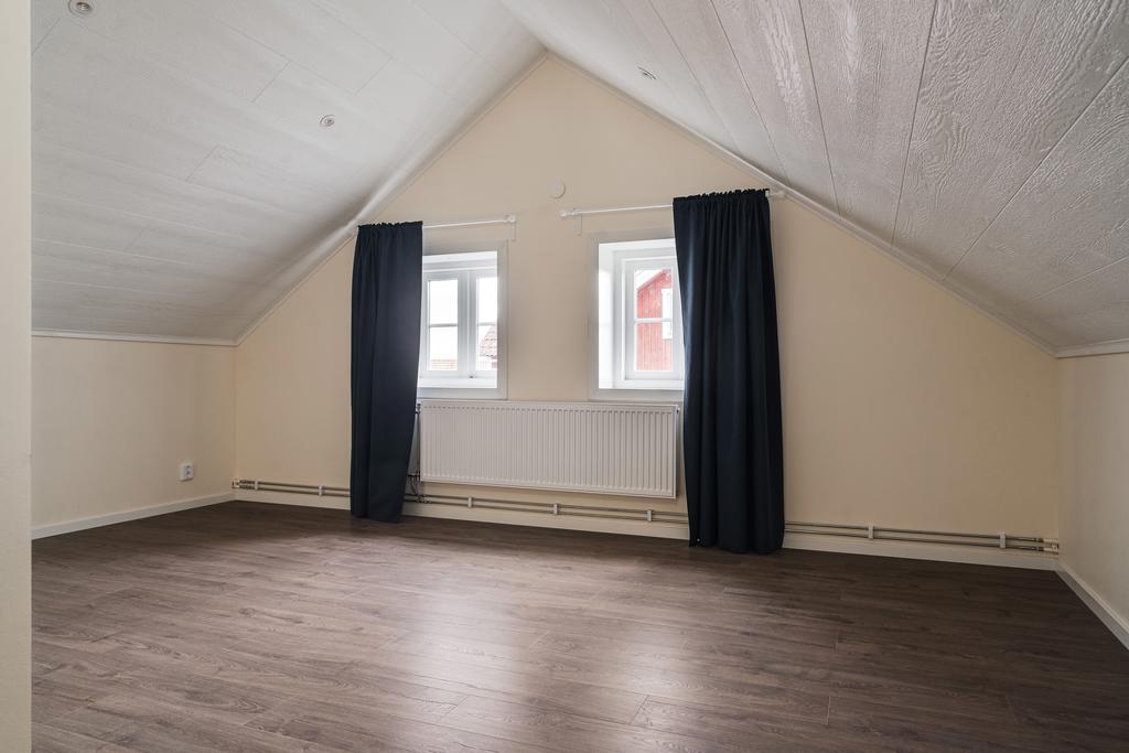 Sovrum 2, övre plan. Från allrummet nås två sovrum i bra storlek.