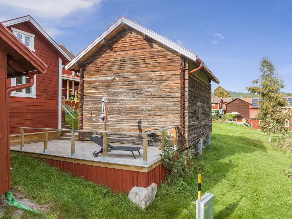 I anslutning till gäststugan finns en uteplats.