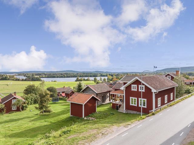 Välkommen till en nyrenoverad och klassiskt kringbyggd gård i byn Ullvi.
