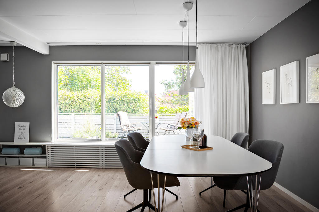 Matplats och utgång till altanen