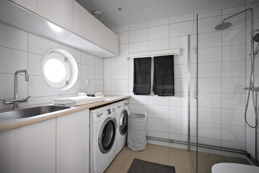 Renoverat stilrent badrum kombinerad med tvättavdelning