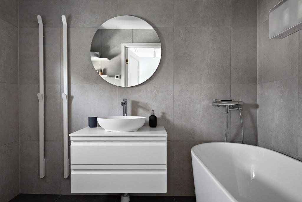 Badrum två även det stilrent renoverat och med badkar