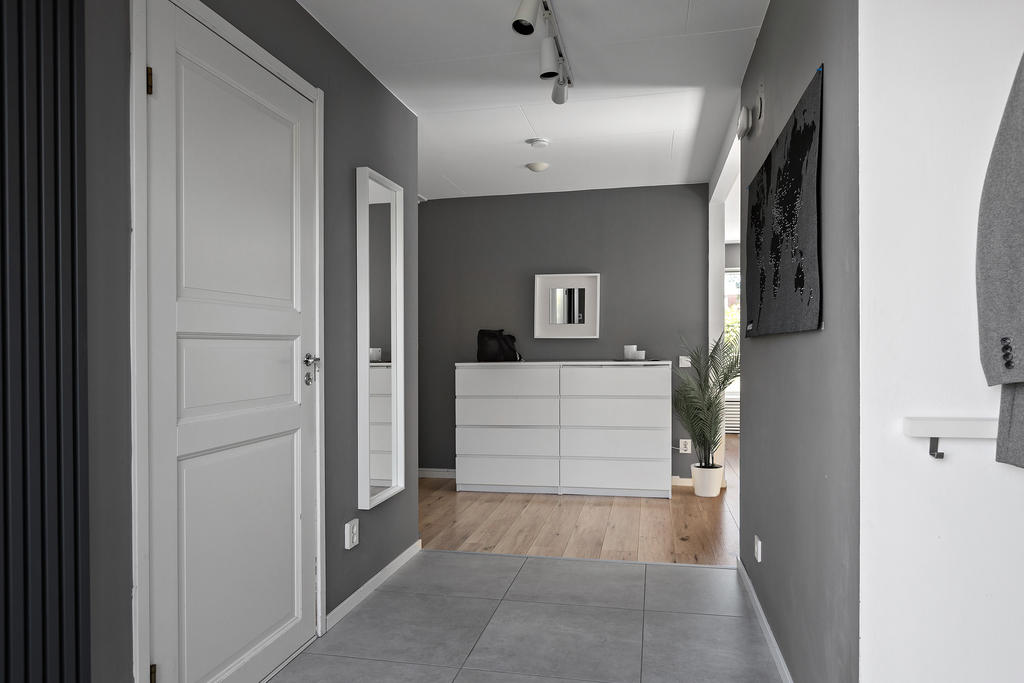 Välkommande hall med plats för kädavhängning