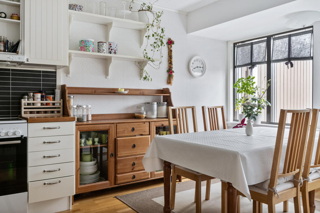 Fint kök med plats för stort matbord