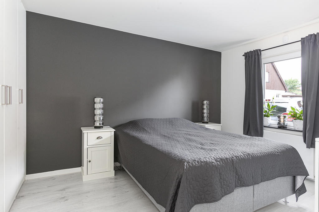 Stort sovrum med garderober på entréplan