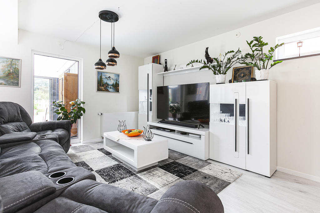 Trevliga ljusinsläpp mot gavelsidan