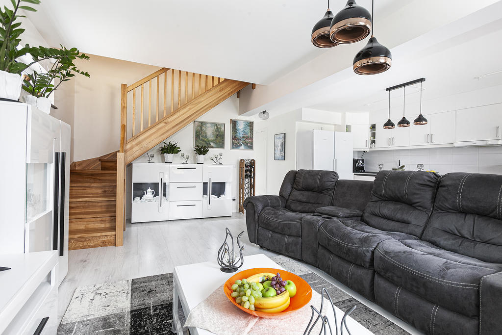 Trappa mot övre planets 2 sovrum och duschrum