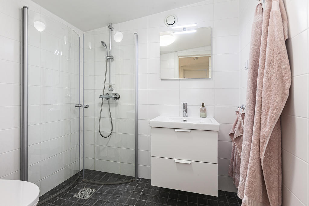 Helkaklat duschrum med wc och tvättställ