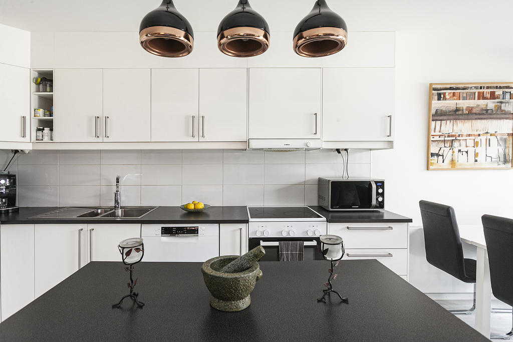 Välplanerad köksmiljö med fina arbetsytor och en trevlig köksö