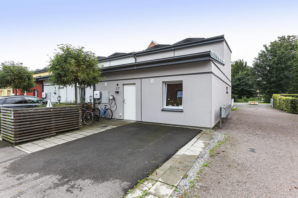 Uppfart med plats för cyklar och 2 bilar. Avskärmat för hushållskärl.