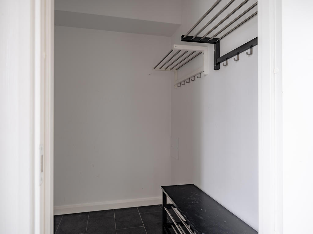 Praktisk klädkammare intill hallen