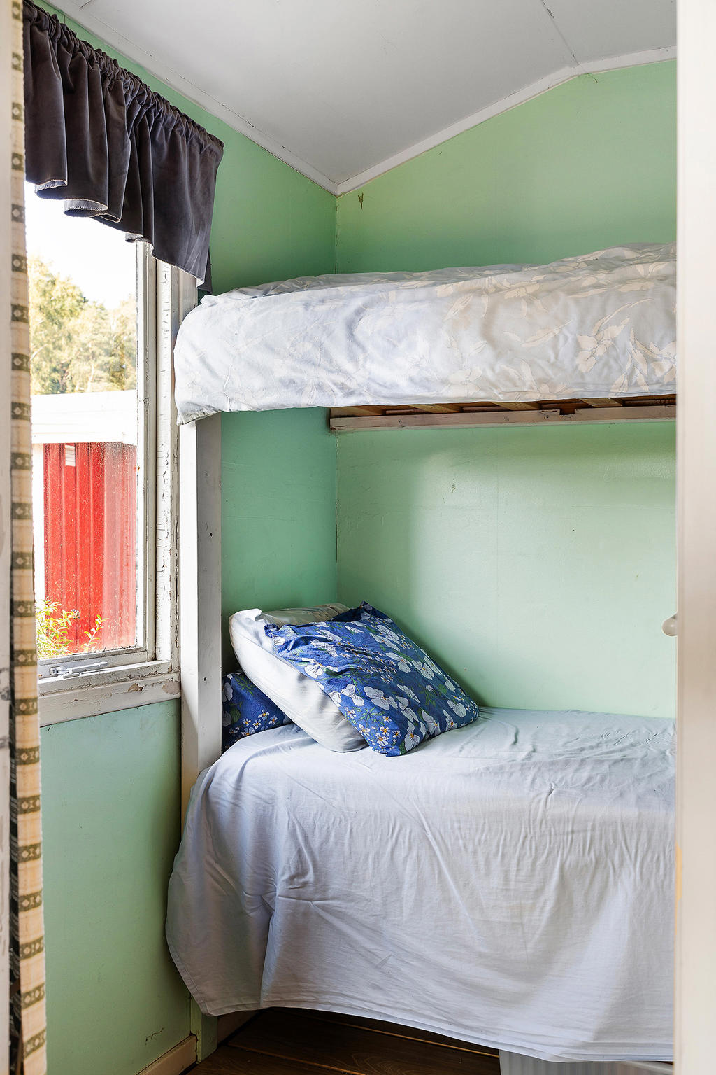 Sovrum med platsbyggd våningssäng och garderob.