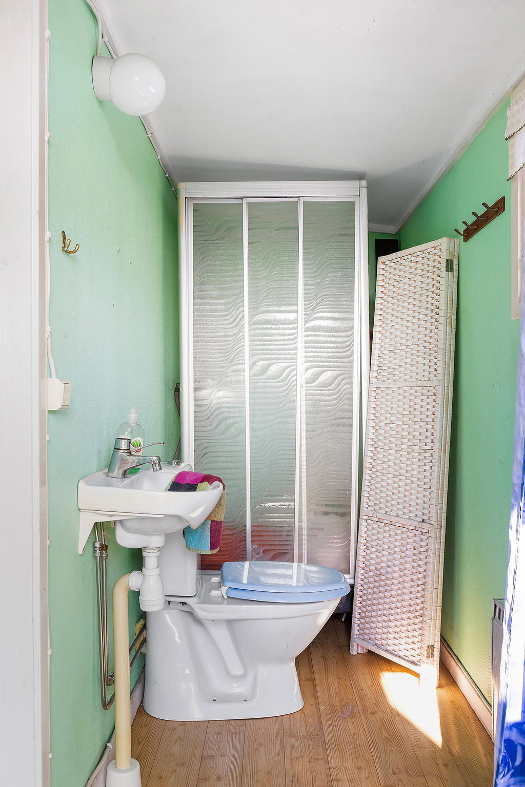 Badrum med duschkabin, toalett och handfat