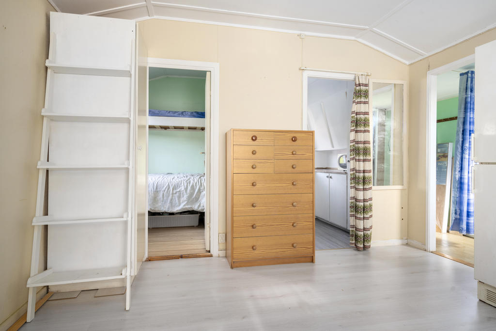 Bra planlösning med vardagsrum, sovrum, kök, badrum och entréhall