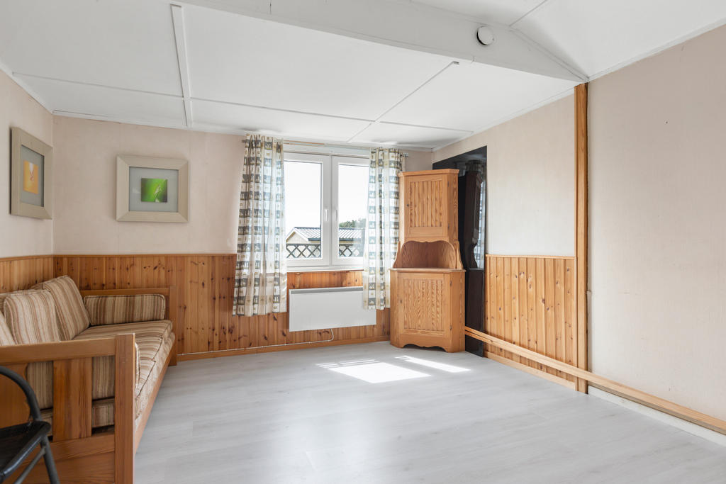 Allrum med matplats framför fönstren. Laminatgolv lagt 2025.