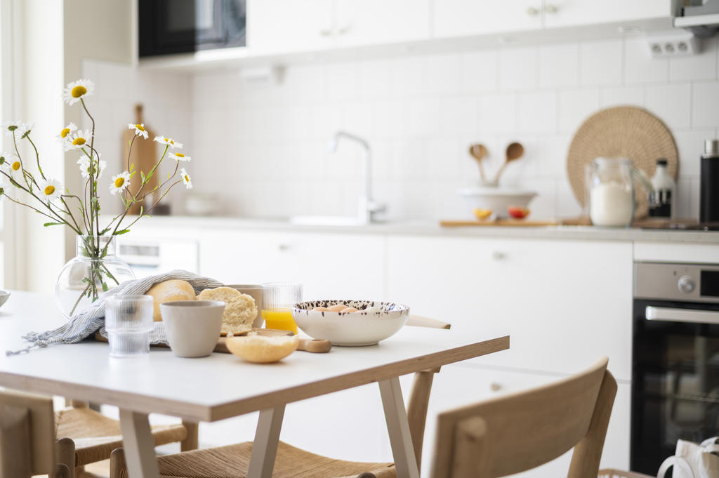 Inspirationsbild från lägenhet 4-1001, avvikelser och tillval kan förekomma i andra lägenheter. Notera att lgh 4-1201 bl.a. har ostronbeige köksluckor (ej vita som på bilden).