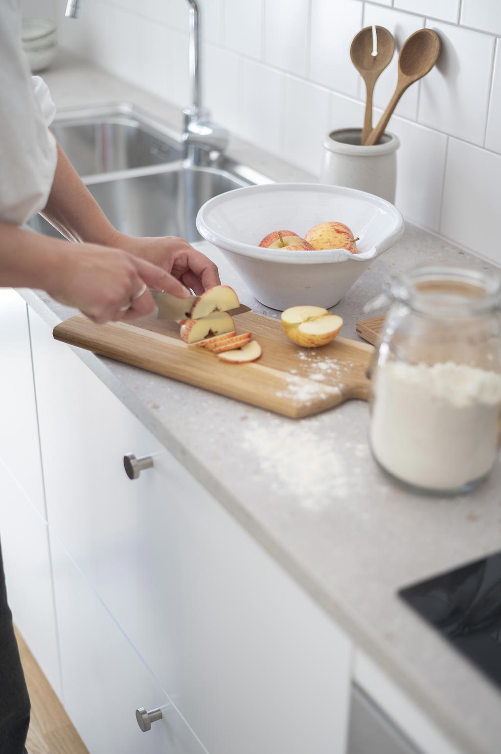 Inspirationsbild från lägenhet 4-1001, avvikelser och tillval kan förekomma i andra lägenheter. Notera att lgh 4-1201 bl.a. har ostronbeige köksluckor (ej vita som på bilden).