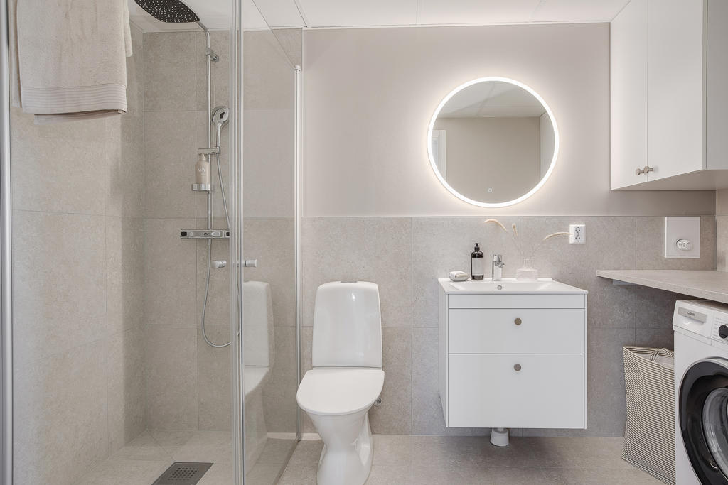 Inspirationsbild från lägenhet 1-1103, avvikelser och tillval kan förekomma mellan olika lägenheter. Notera att lgh 4-1201 är delvis är spegelvänd, vänligen se planskiss.