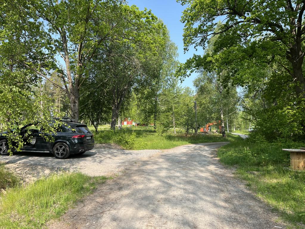 Grönskande sommaridyll längs Svanströms väg som leder fram mot udden