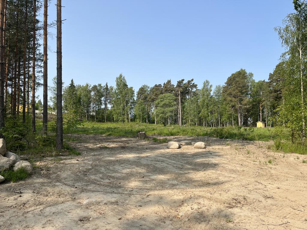 Vy mot tomterna tagen från den nyanlagda avloppsanläggningen längs Svanströms väg, mot tomten Svanströms väg 11 som ligger till vänster och Svanströms väg 9 till höger. 