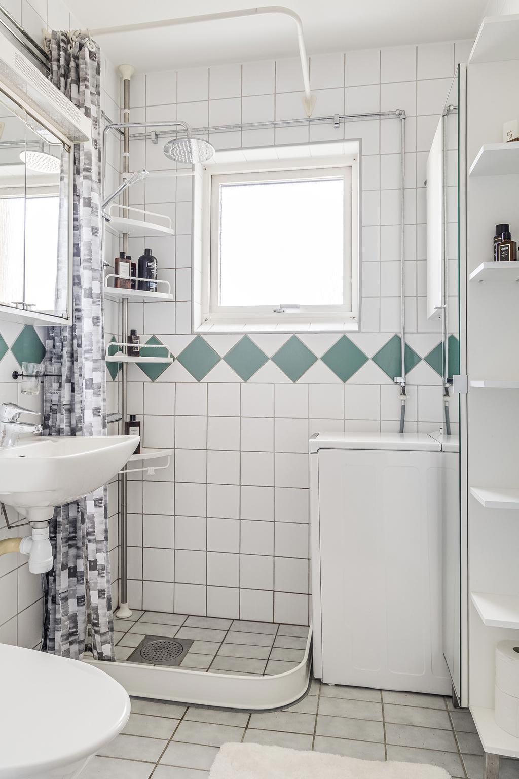 Bostadens badrum har ytskikt sedan föreningen renoverade fastighetens stammar år 2000. 