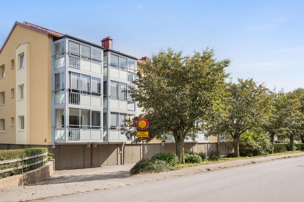 Bostaden ligger en halvtrappa upp