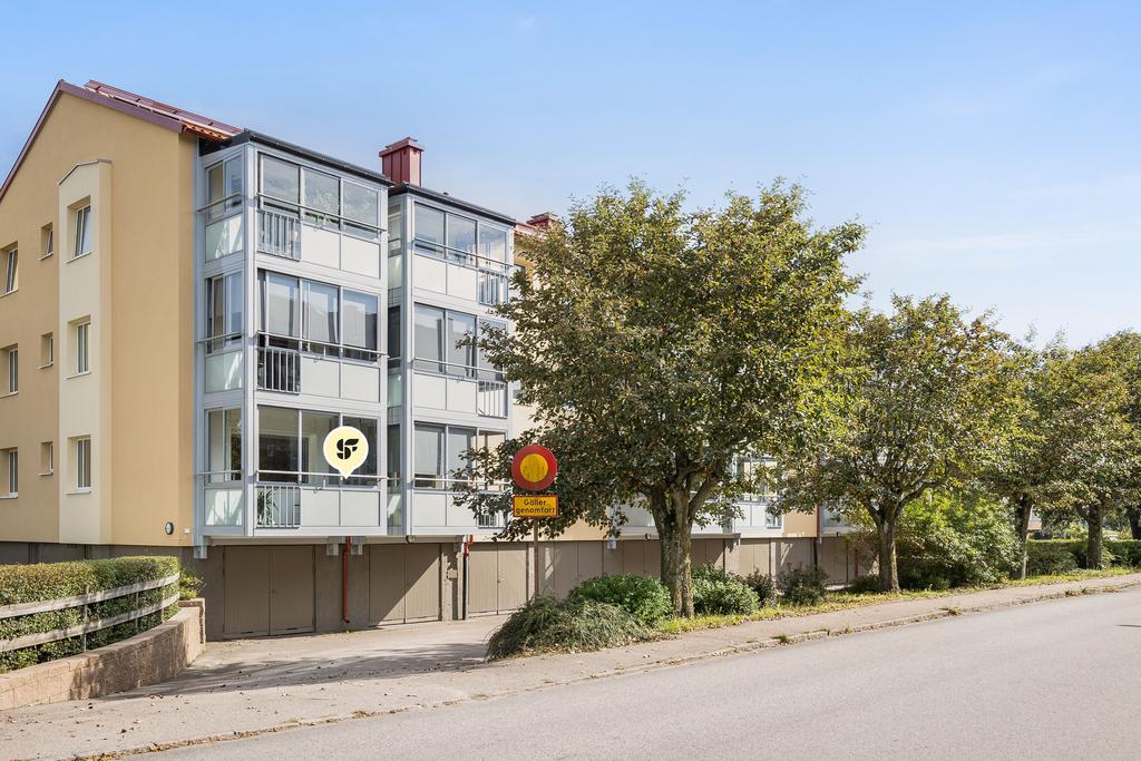 Balkongen är inglasad och ligger i västerläge vilket gör att många fina kvällar kan tillbringas här. 