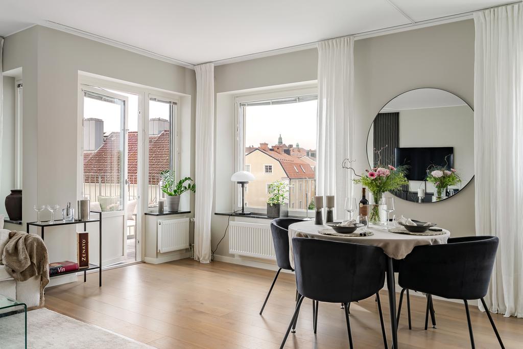 Fönster i två väderstreck och utgång till balkong 