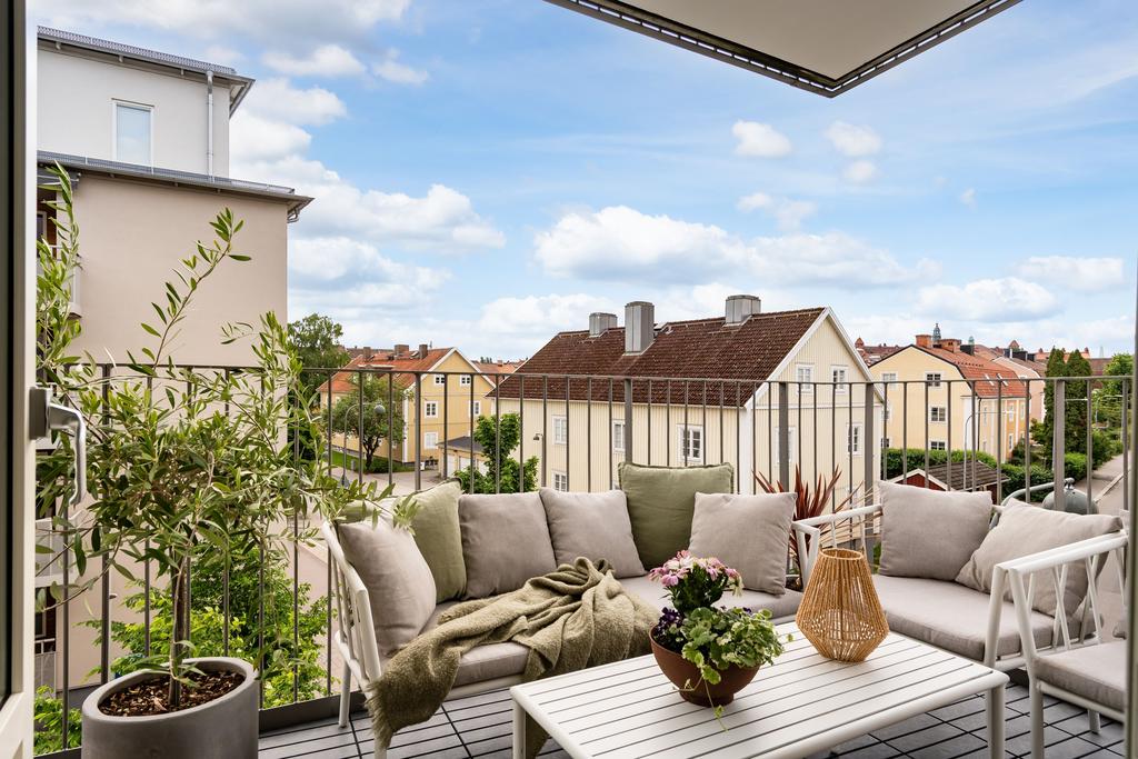 Balkong med trall och plats för soffgrupp 