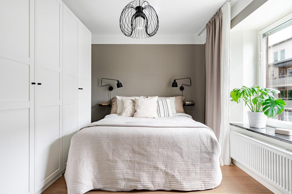 Sovrum med plats för dubbelsäng 