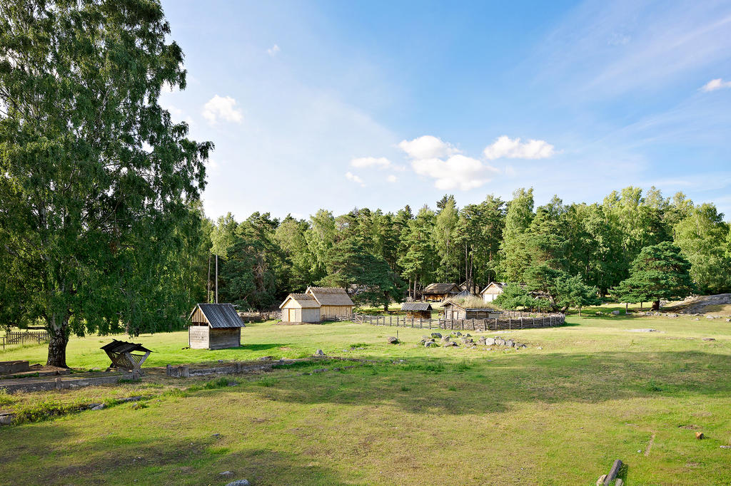 På gångavstånd ligger Gunnes gård som är ett friluftsmuseum i Upplands Väsby. Här återskapar vi miljön och livet på en bondgård från yngre järnåldern – den tid vi brukar kalla vikingatiden.
Gunnes gård är en rekonstruktion av en vikingatida gård från början av 1000-talet. Gården är vackert belägen i ett fornlämningsrikt område där djuren betar på gravkullarna.

Här finns bronsåldersrösen, gravfält från järnåldern och flera runstenar. På en av runstenarna står det Vibjörn lät hugga stenen efter Gunnes dotter, sin hustru. Det är efter den stenen som Gunnes gård har fått sitt namn.