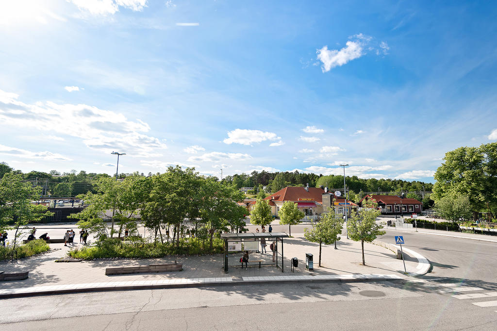 Till Upplands Väsby kan du ta dig med Storstockholms Lokaltrafiks (SL/UL) pendeltåg från såväl Stockholm, Arlanda som Uppsala. Pendeltågen stannar vid Upplands Väsby station, där många av bussarna i kommunen startar och stannar. Via bussarna kan du ta dig till de olika kommundelarna.