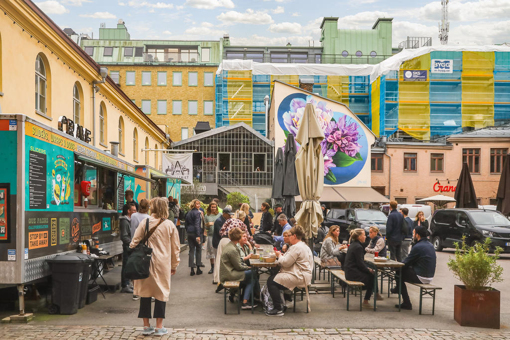 och nära till Magasinsgatan och dess fantastiska café och restaurangutbud 