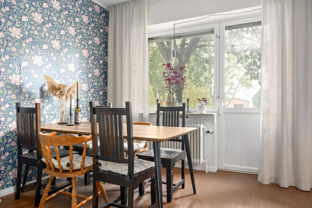I vardagsrummet får du plats med såväl soffhörna som matgrupp.