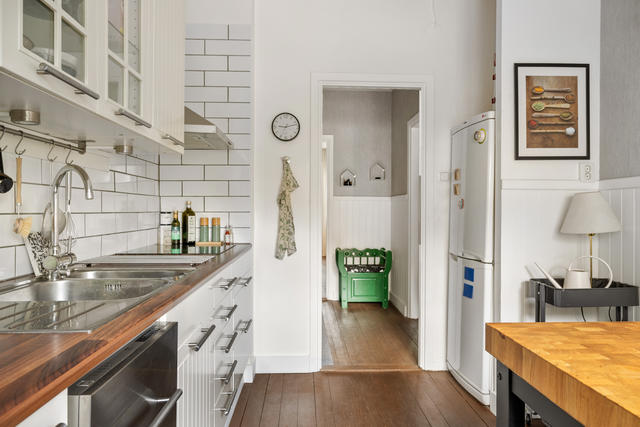 I köket finns plats för matgrupp om så önskas.
