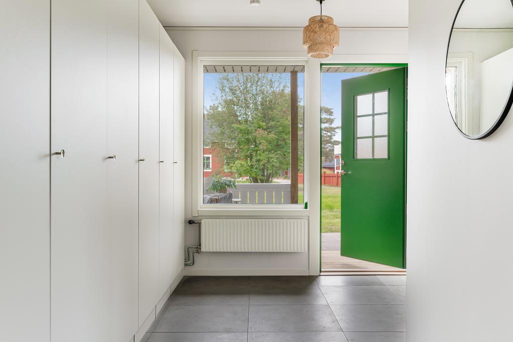 Hall med klinkergolv och bra förvaring via garderober