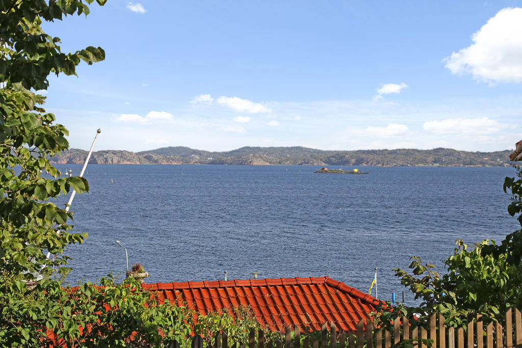 Utsikts vy från vardagsrum mot hamnen i Lysekil