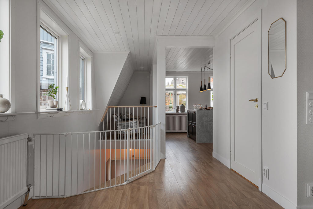 Hall med vy mot kök