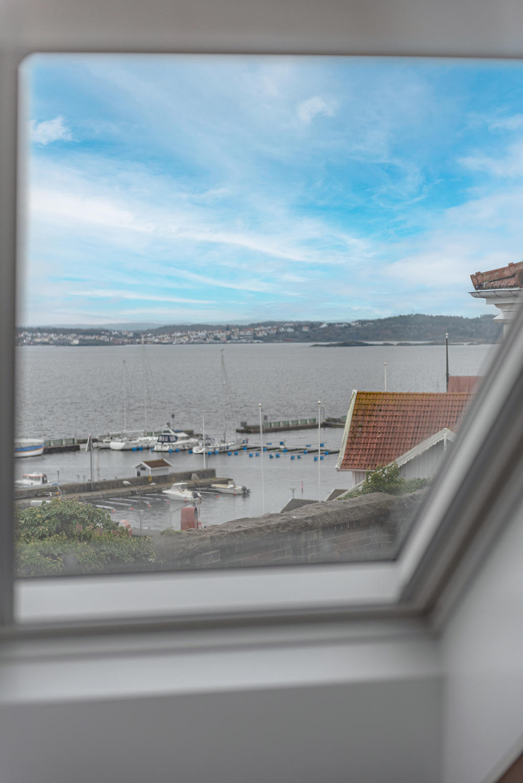 Vy mot hamn från takfönster i sovrum