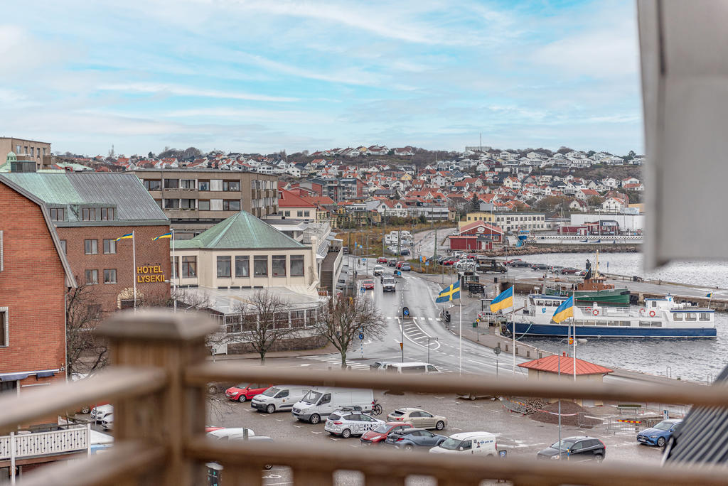 Utsikts från balkong mot vackra Lysekil