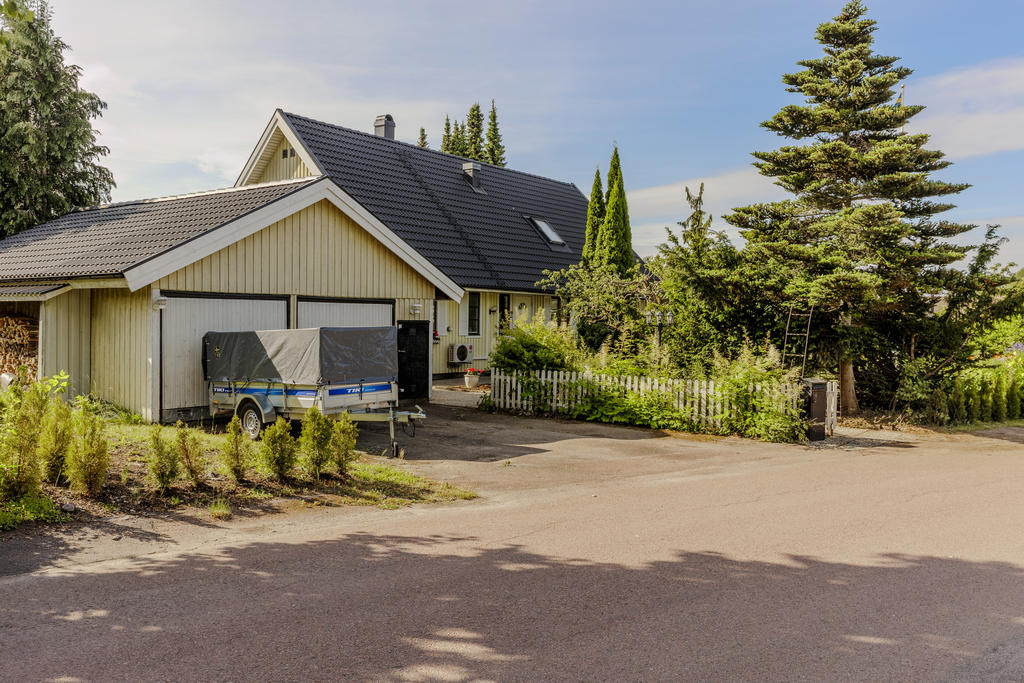 Husets framsida med dubbelgarage
